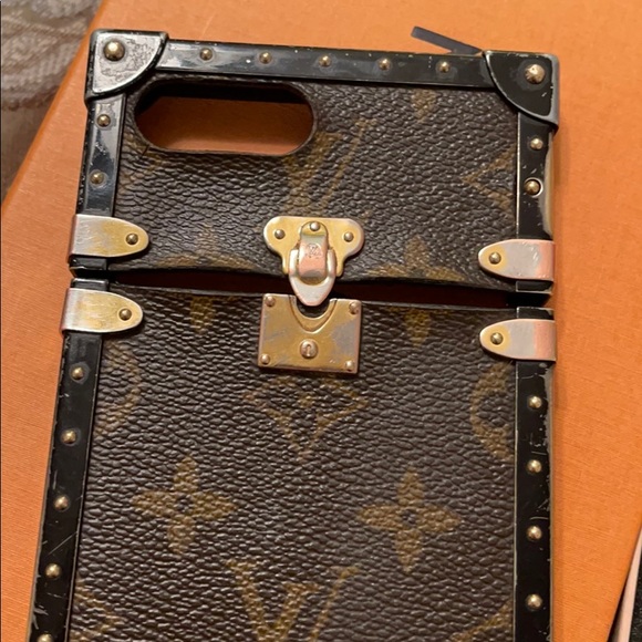 Authentic Louis Vuitton Cell Traincase iPhone 7+8 - Picture 4 of 11